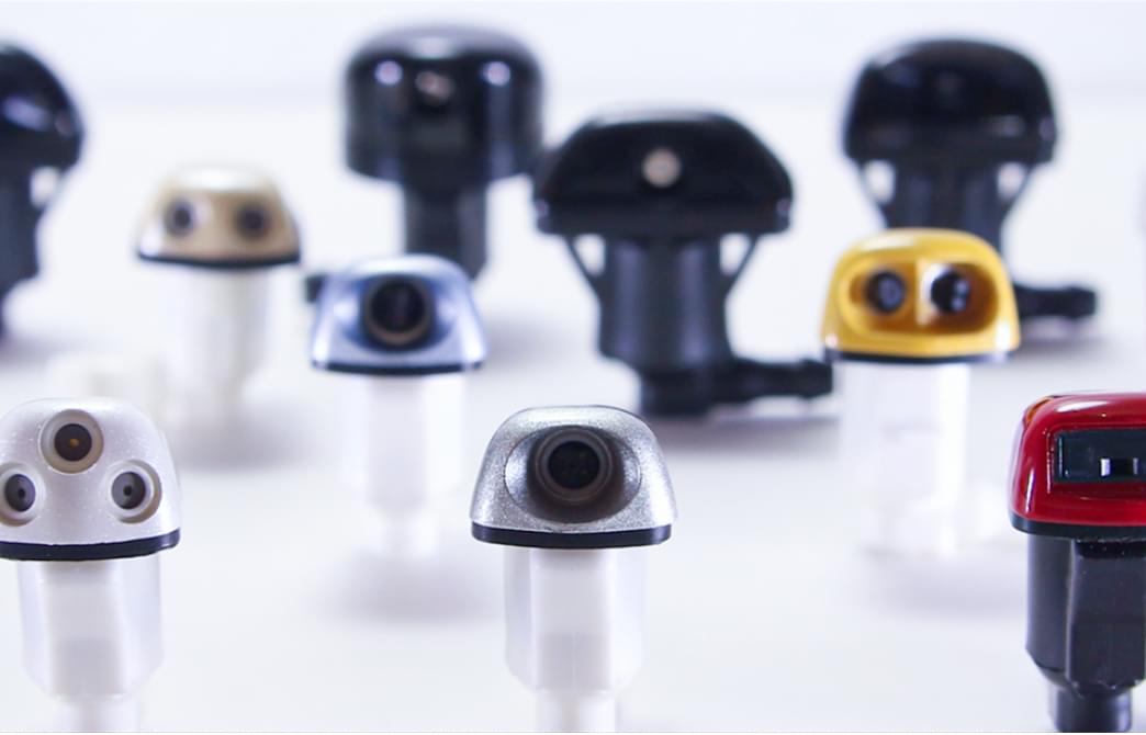 様々なウォッシャーノズルの部品が立ち並んでいる様子