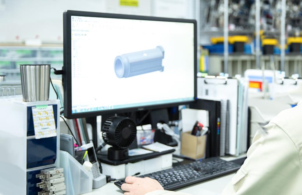 パソコンを使ってCAD図面を作成している様子