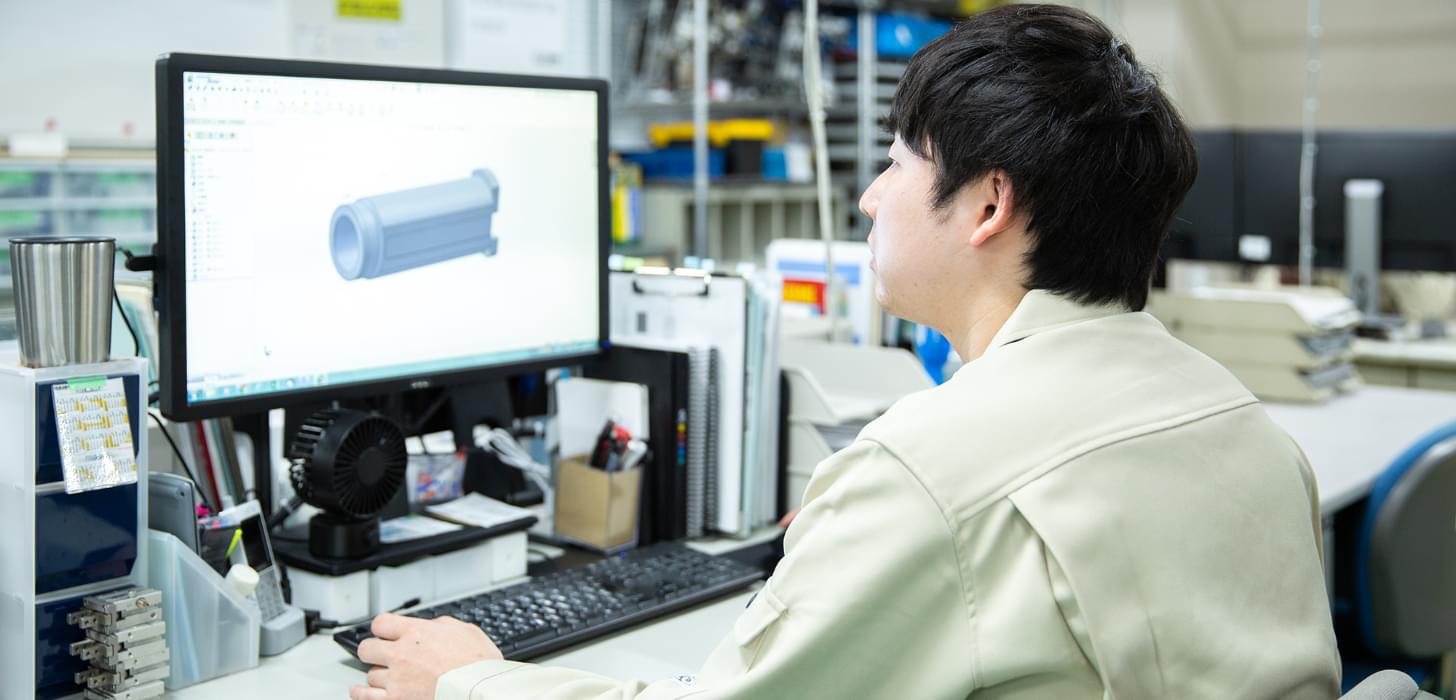 パソコンを使ってCAD図面を作成している様子