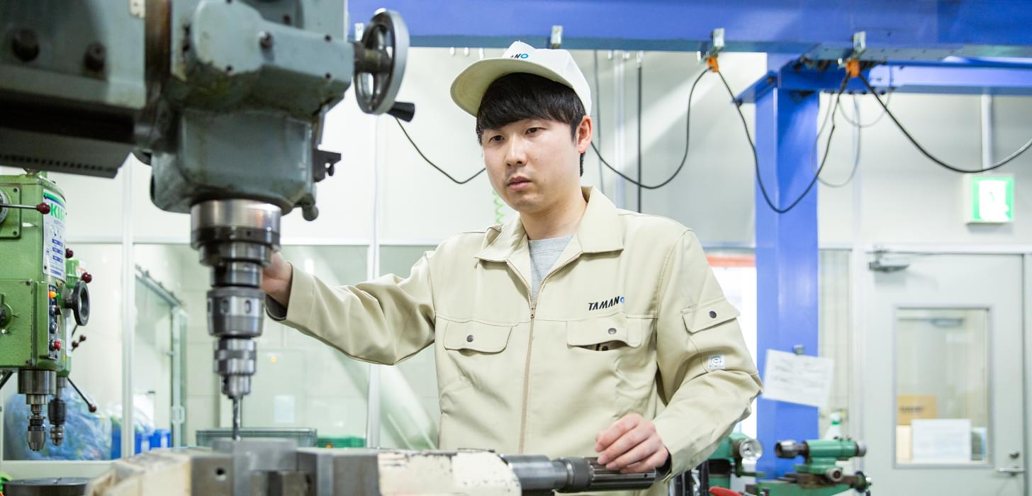 旋盤機で金型の加工を行なっている様子